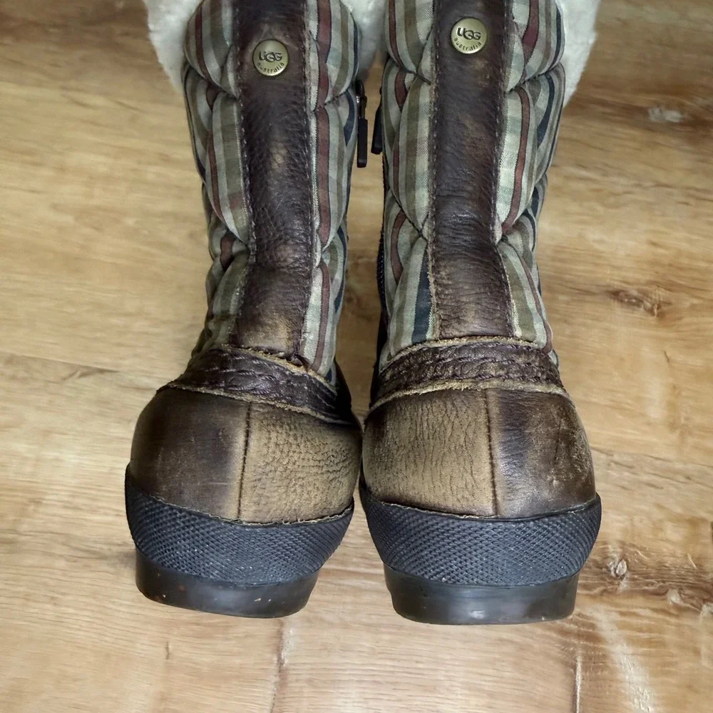 UGG Australia Women's Plaid Lined Winter‎ Boots Size 7 Waterproof Event Casual
